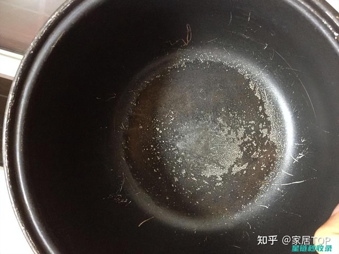锅底烧焦？别再烦恼了，这个简单步骤让你轻松洗净！ (锅底烧焦了该怎么办)